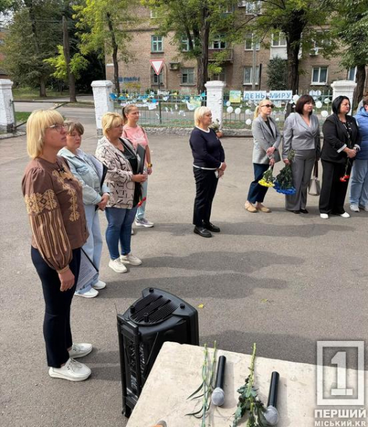 Увічнили пам'ять оборонців: у Кривому Розі на фасаді гімназії №69 відкрили меморіальні дошки Андрію Кавуну та Сергію Роєнку