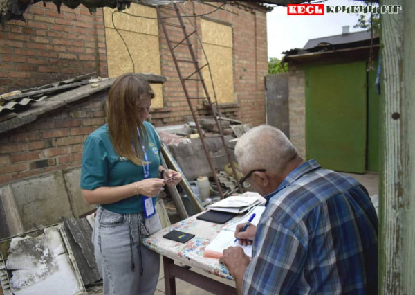 Волонтери допомагають постраждалому від ракетного удару в Радушному під Кривим Рогом