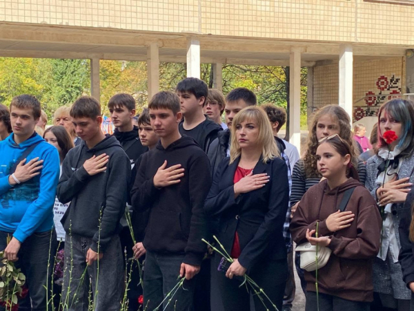 Вічна шана землякам-героям: у криворізькій гімназії увічнили ім`я полеглого випускника