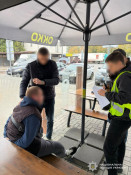 15 тисяч доларів за «відрядження»: у Дніпрі затримали організатора виїзду чоловіків за кордон