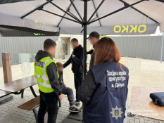 15 тисяч доларів за «відрядження»: у Дніпрі затримали організатора виїзду чоловіків за кордон