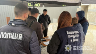 15 тисяч доларів за «відрядження»: у Дніпрі затримали організатора виїзду чоловіків за кордон