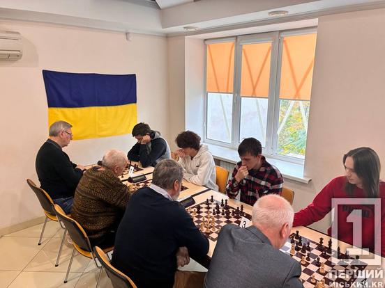 Азарт, досвід і тактика за однією дошкою: у Кривому Розі провели шаховий батл між молоддю та літніми містянами