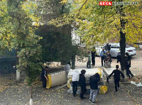 Розвантаження гуманітарки для Криворізького Гірничого Коледжу