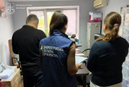 Майже 1,2 млн грн зарплати за кордоном: ексдиректору та бухгалтерці комунального підприємства Дніпра повідомили про підозру