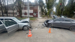 Mercedes не пропустив Hyundai: лобове зіткнення на перехресті в Кривому Розі минулося без постраждалих