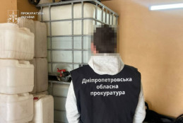 На Дніпропетровщині викрили злочинну групу, яка незаконно виготовляла та продавала алкоголь: п’ятьом фігурантам оголосили підозри