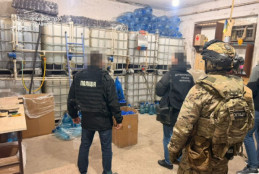 На Дніпропетровщині викрили злочинну групу, яка незаконно виготовляла та продавала алкоголь: п’ятьом фігурантам оголосили підозри