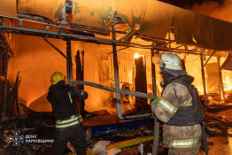 На Харківщині росіяни атакували торговельний центр та підприємство: постраждали четверо людей, серед них - троє рятувальників