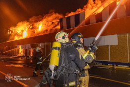 На Харківщині росіяни атакували торговельний центр та підприємство: постраждали четверо людей, серед них - троє рятувальників