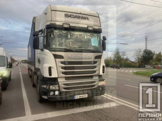 На швидкості влетів у вантажівку: у Кривому Розі на Дніпровському шосе сталася ДТП за участі легковика та фури