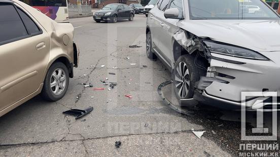 Не встиг загальмувати: на кільці 95 кварталу зіткнулися два легковики