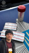 Патрульне авто наблизилося — чоловік кинувся навтьоки: у Кривому Розі виявили таблетки й колбу з наркотиком