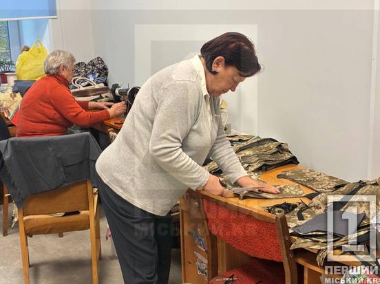 Подушки, сітки та спонжики для передової: як «Солдатські матері Криворіжжя» допомагають армії