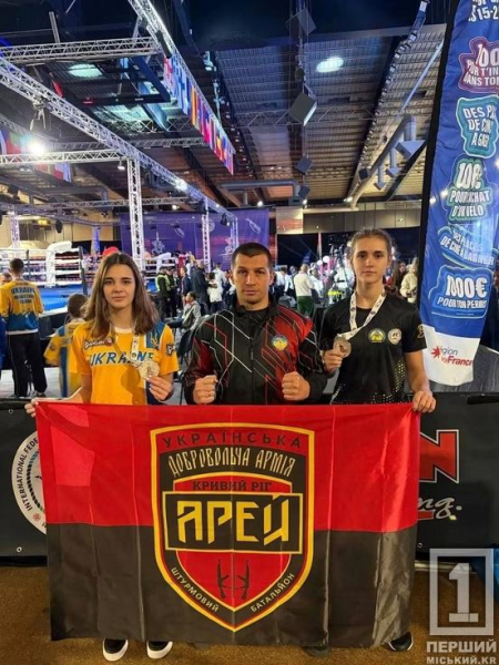 Подвійне срібло в Парижі: вихованки ДЮСШ №11 стали віцечемпіонками Європи з таїландського боксу
