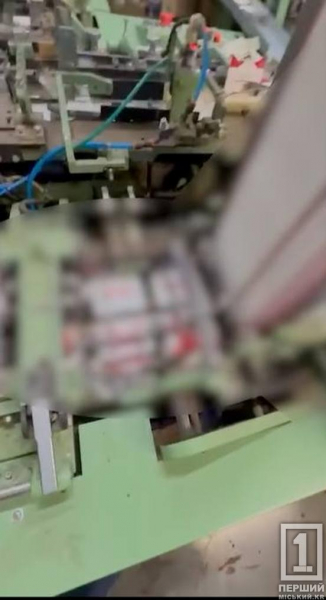 Серед фігурантів — жителі Дніпропетровщини: поліція викрила підпільну фабрику, яка виробляла 70 тисяч пачок цигарок за добу