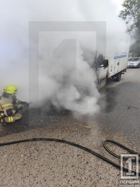 Спалахнула на тимчасовій зупинці: у Кривому Розі горіла вантажівка