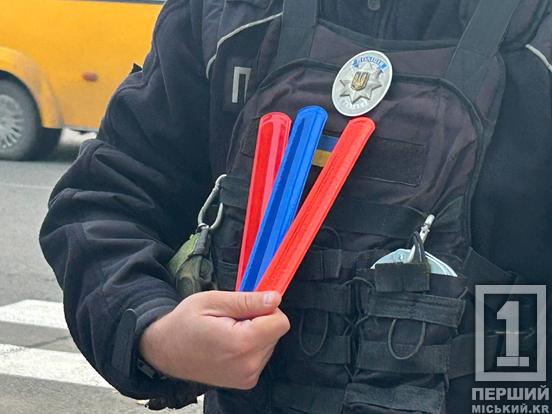 Станьте помітними у темряві: патрульні Кривого Рогу роздавали містянам світлоповертальні браслети