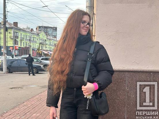 Станьте помітними у темряві: патрульні Кривого Рогу роздавали містянам світлоповертальні браслети
