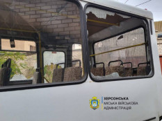 У Херсоні російський безпілотник атакував пасажирський автобус: шестеро людей отримали поранення