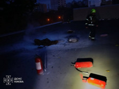 У Києві загасили пожежу, яка спалахнула на даху освітнього закладу через російський обстріл