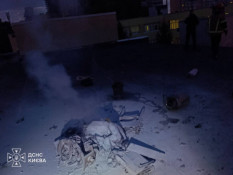 У Києві загасили пожежу, яка спалахнула на даху освітнього закладу через російський обстріл