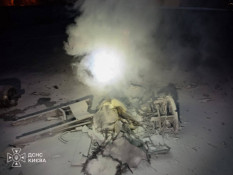 У Києві загасили пожежу, яка спалахнула на даху освітнього закладу через російський обстріл