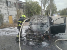 У Кривому Розі легковий автомобіль загорівся під час руху