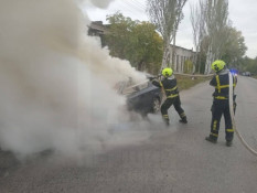 У Кривому Розі легковий автомобіль загорівся під час руху