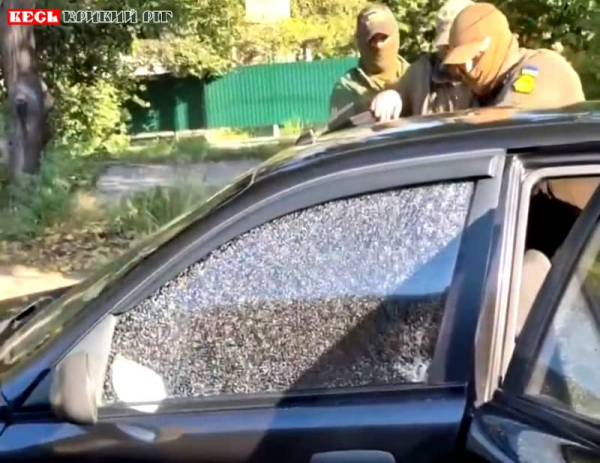 Люди в балаклавах трощать легковик з ухилянтом у Кривому Розі