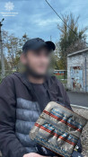 У Кривому Розі патрульні виявили у двох чоловіків підозрілі речовини: вилучили пігулки та 20 пакетів із рослинною сумішшю