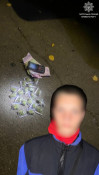 У Кривому Розі патрульні виявили у двох чоловіків підозрілі речовини: вилучили пігулки та 20 пакетів із рослинною сумішшю