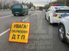 У Кривому Розі Volkswagen зіткнувся з вантажівкою Scania: водійку легковика госпіталізували