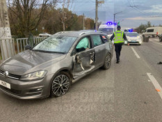 У Кривому Розі Volkswagen зіткнувся з вантажівкою Scania: водійку легковика госпіталізували