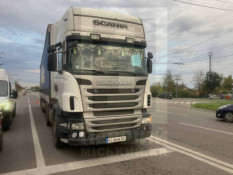 У Кривому Розі Volkswagen зіткнувся з вантажівкою Scania: водійку легковика госпіталізували