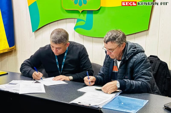 Фермер підписує папери на отримання &laquo;Озимого дизелю&raquo; у Криворізькому р-ні