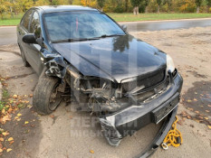 У Металургійному районі легковий автомобіль влетів у стовп
