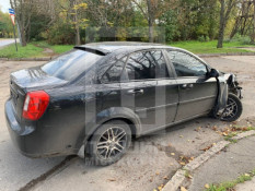 У Металургійному районі легковий автомобіль влетів у стовп