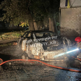 Вночі на Інгульці згорів автомобіль