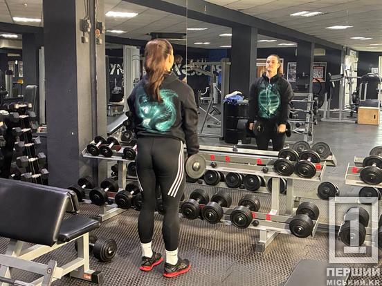 Встановила світовий рекорд і знову в залі: криворізька чемпіонка з жиму лежачи Аліна Головинська готується до нових змагань