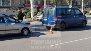 Занадто близько: на проспекті Металургів Skoda наздогнала Volkswagen